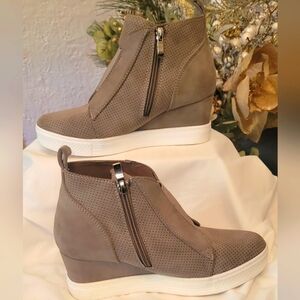Ccocci Womens Zoey Sneaker Shoes Gray High Top Side Zipper Wedge Heels 7.5